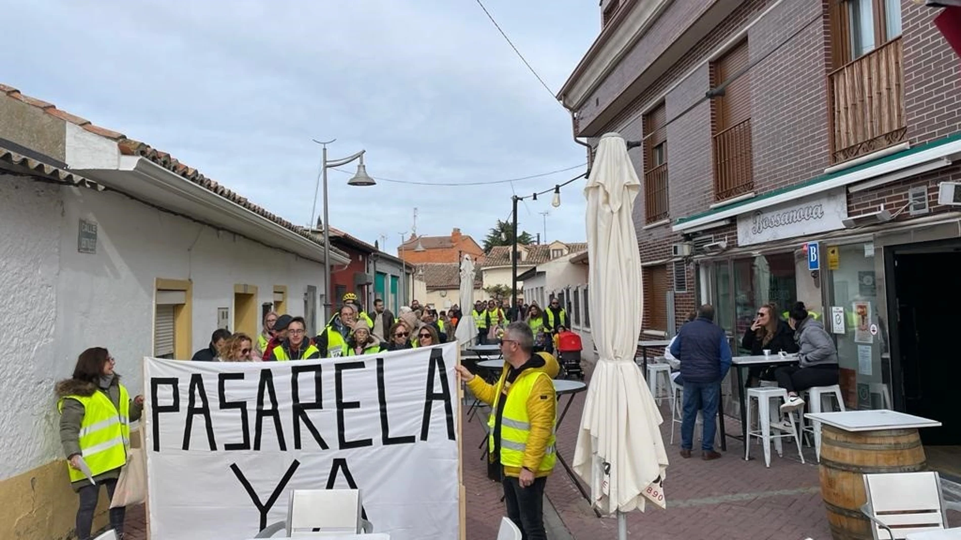 Unas 200 personas marchan en Boecillo (Valladolid) para pedir la "eterna" pasarela peatonal