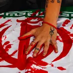 Bandera ensangrentada de Irán en una manifestación