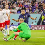 Mbappé en una jugada contra Dinamarca