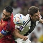 Busquets, ante Müller en el partido España-Alemania