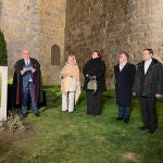 Busto de la reina Católica con su placa y las autoridades presentes en su inauguración