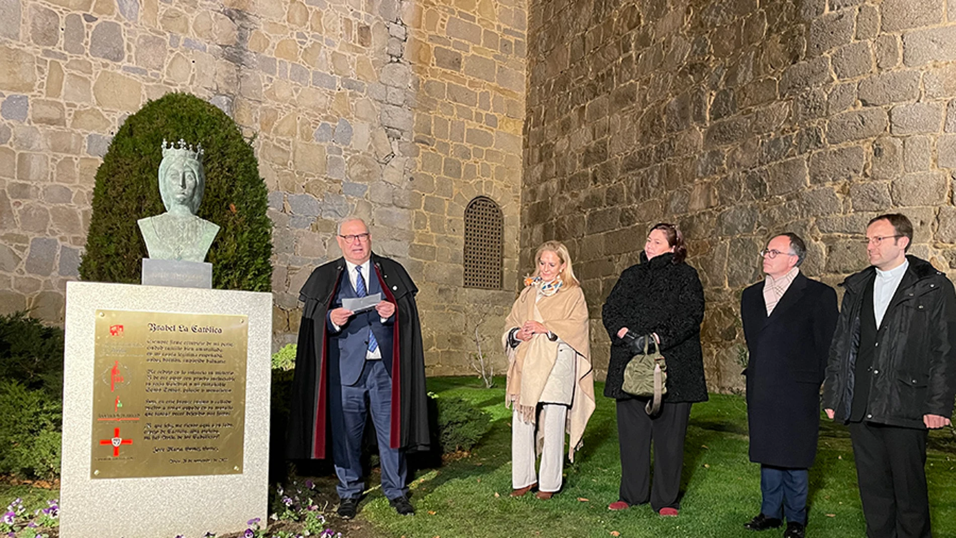 Busto de la reina Católica con su placa y las autoridades presentes en su inauguración