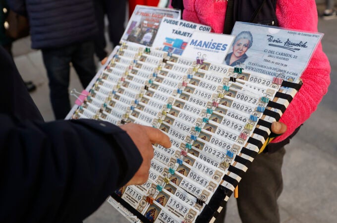 Una lotera vende décimos de Lotería para el sorteo navideño de El Gordo en la Puerta del Sol de Madrid, este lunes 28 de noviembre de 2022 | Fuente: EFE/ Mariscal