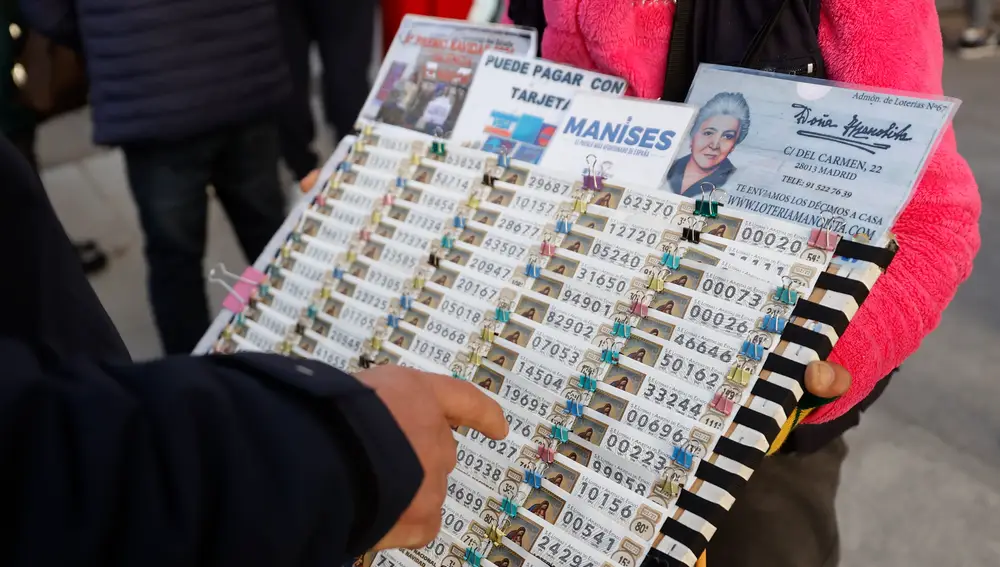 Una lotera vende décimos de Lotería para el sorteo navideño de El Gordo en la Puerta del Sol de Madrid, este lunes 28 de noviembre de 2022 | Fuente: EFE/ Mariscal