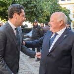 El presidente de la Junta de Andalucía, Juanma Moreno (i), saluda al presidente de la Cámara autonómica, Jesús Aguirre