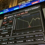 Pantallas muestran información bursátil poco después de la apertura de la sesión