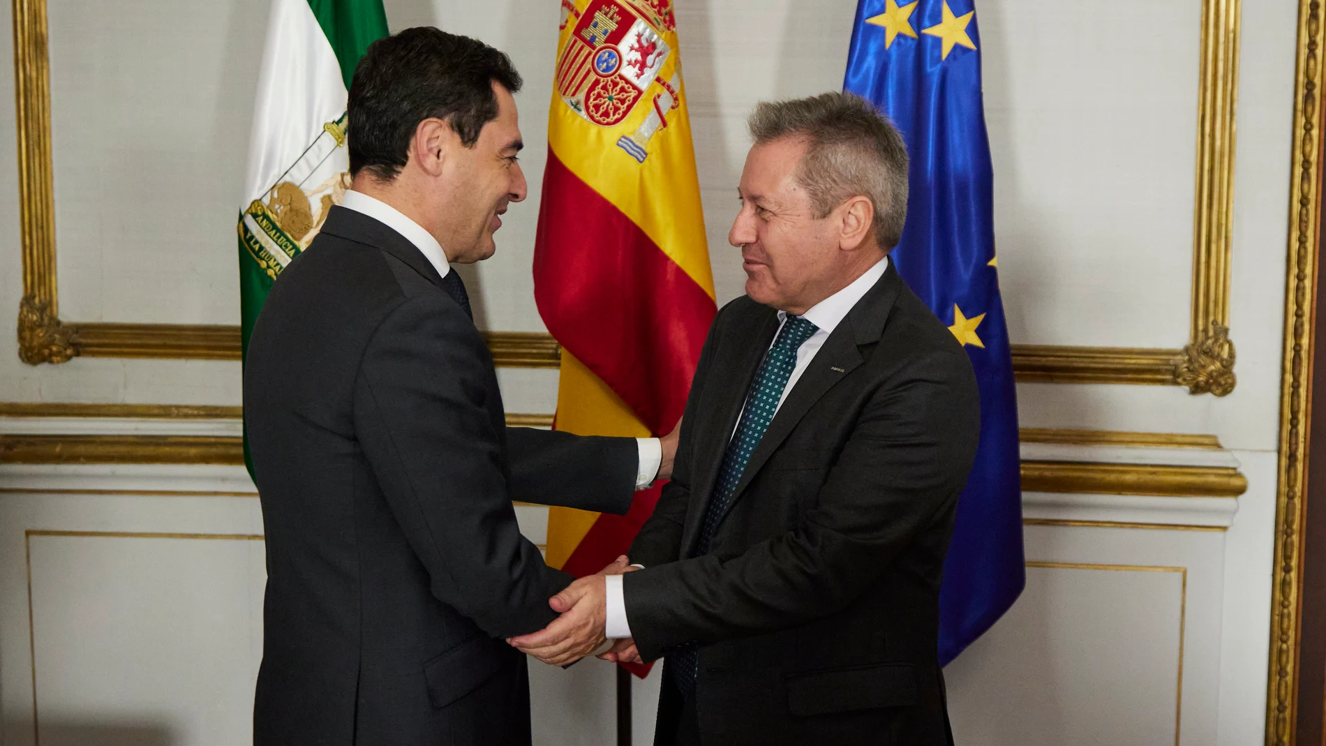El presidente de la Junta de Andalucía, Juanma Moreno, saluda al presidente de Airbus España, Alberto Gutiérrez