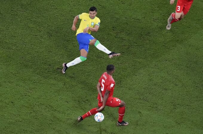 Casemiro, en el momento de marcar el gol que dio el triunfo a Brasil