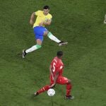 Casemiro, en el momento de marcar el gol que dio el triunfo a Brasil
