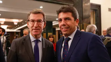 El presidente del PP de la Comunitat Valenciana Carlos Mazón (d) junto al presidente del PP Alberto Núñez Feijóo (i) tras protagonizar un desayuno informativo en Madrid.