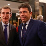 El presidente del PP de la Comunitat Valenciana Carlos Mazón (d) junto al presidente del PP Alberto Núñez Feijóo (i) tras protagonizar un desayuno informativo en Madrid.