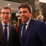 El presidente del PP de la Comunitat Valenciana Carlos Mazón (d) junto al presidente del PP Alberto Núñez Feijóo (i) tras protagonizar un desayuno informativo en Madrid.
