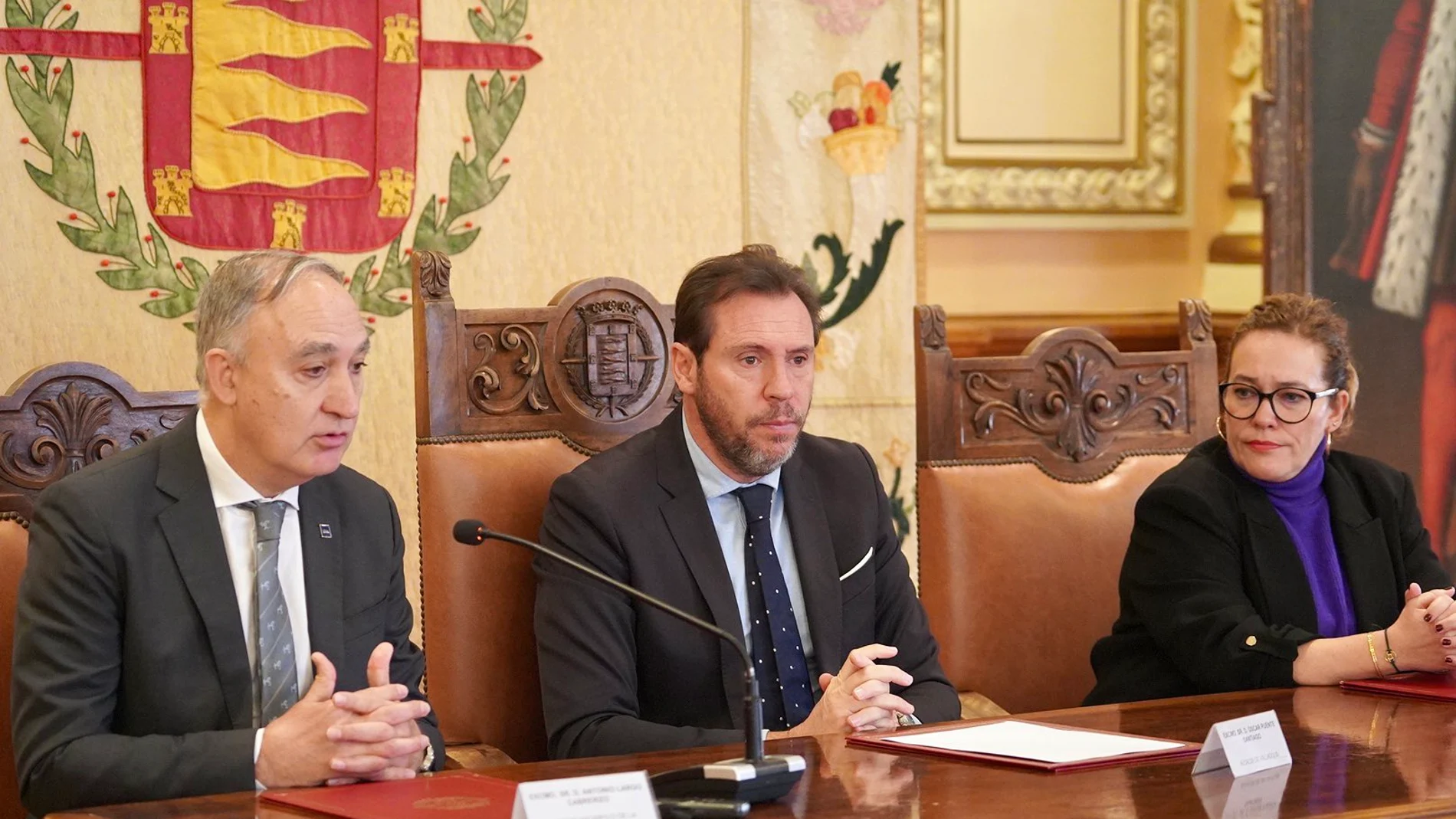 Convenio con la firma entre el alcalde Óscar Puente y el rector Antonio Largo