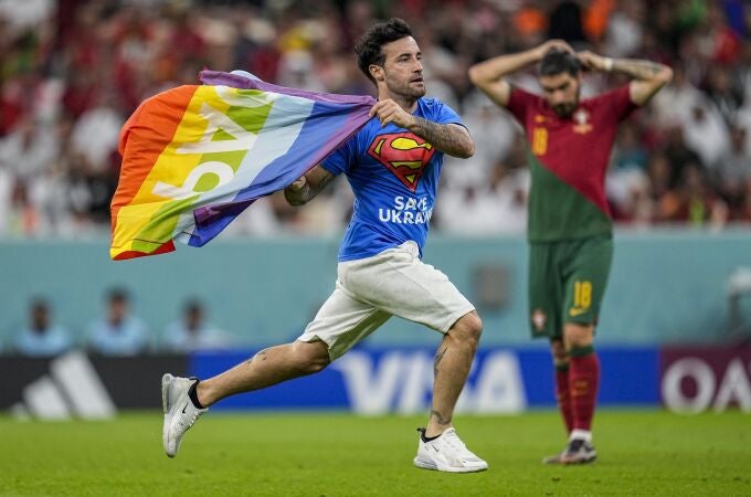El espontáneo, con camiseta de Supermán y bandera arcoíris