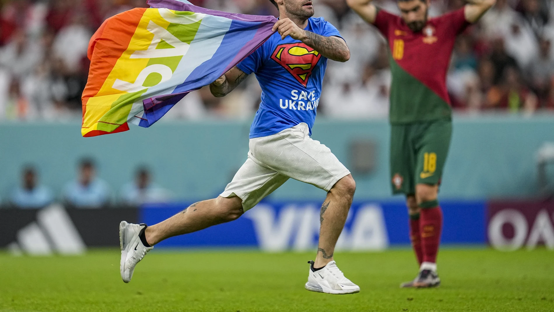 El espontáneo, con camiseta de Supermán y bandera arcoíris