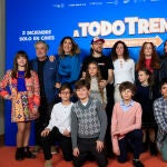 El equipo del filme, Luna Fulgencio (izda-dcha, detrás), Carlos Iglesias, Paz Padilla, Santiago Segura (guionista, actor y productor), Sirena Segura (delante de Santiago), Marta Fernández de la Vega (guionista), Inés de León (directora y actriz), Paz Vega y Florentino Fernández y, de izquierda a derecha, abajo, Hugo Simón, Eneko Otero, Alan Miranda, Verónica López y Javier García, posan durante el pase gráfico de la película "A todo tren 2"