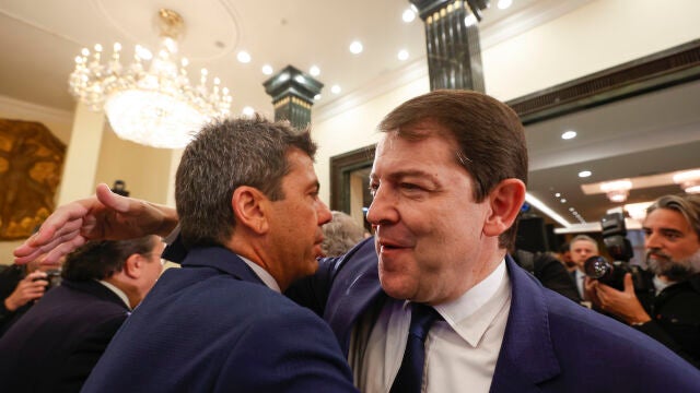 El presidente del PP de la Comunitat Valenciana Carlos Mazón (i) saluda al presidente de Castilla y León Alfonso Fernández Mañueco (d) tras protagonizar un desayuno informativo en Madrid, este lunes. EFE/ Javier Lizón