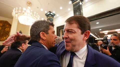 El presidente del PP de la Comunitat Valenciana Carlos Mazón (i) saluda al presidente de Castilla y León Alfonso Fernández Mañueco (d) tras protagonizar un desayuno informativo en Madrid, este lunes. EFE/ Javier Lizón