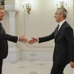 El secretario general de la OTAN, Jens Stoltenberg, saluda al presidente de Rumanía, Klaus Iohannis, en Bucarest