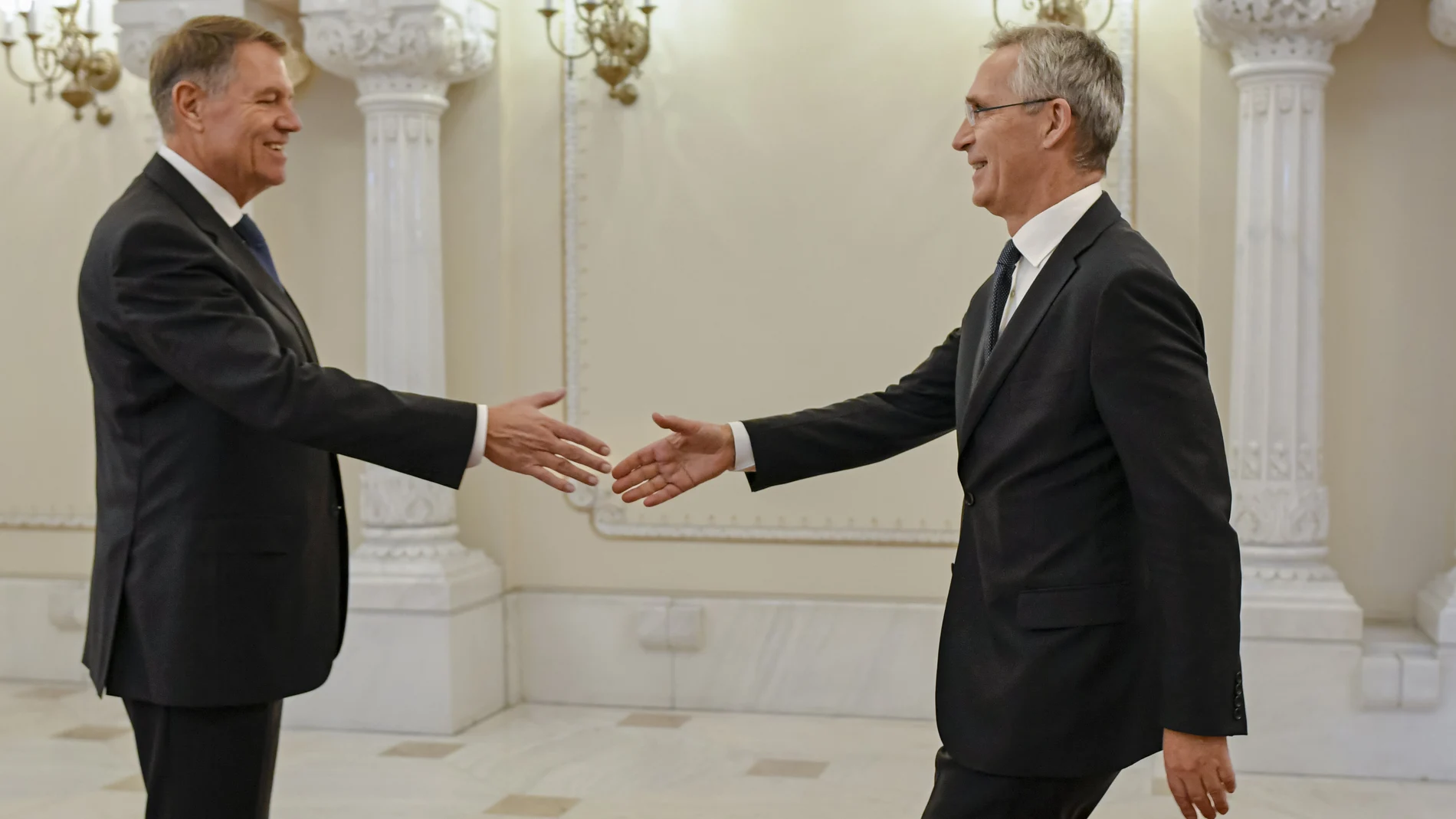 El secretario general de la OTAN, Jens Stoltenberg, saluda al presidente de Rumanía, Klaus Iohannis, en Bucarest