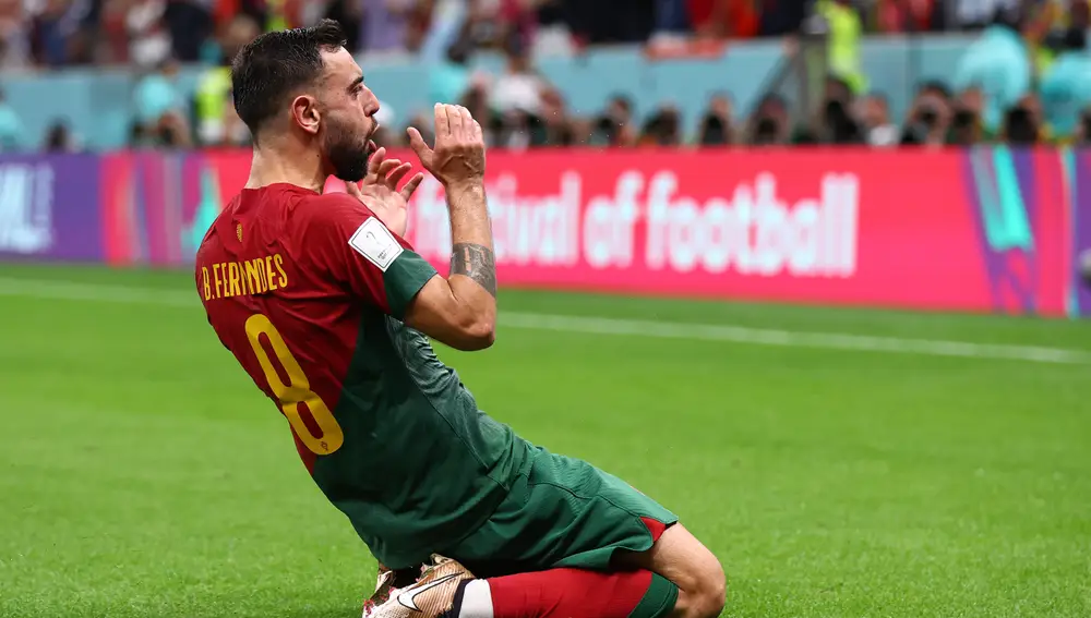 28 November 2022, Qatar, Lusail: Portugal's Bruno Fernandes celebrates scoring his side's second goal during the FIFA World Cup Qatar 2022 Group H soccer match between Portugal and Uruguay at Lusail Stadium. Photo: David Klein/CSM via ZUMA Press Wire/dpaDavid Klein/CSM via ZUMA Press W / DPA28/11/2022 ONLY FOR USE IN SPAIN