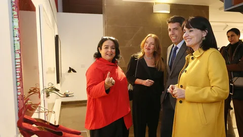 Sara Navarro explica una de sus creaciones al presidente de la Diputación de Alicante, Carlos Mazón