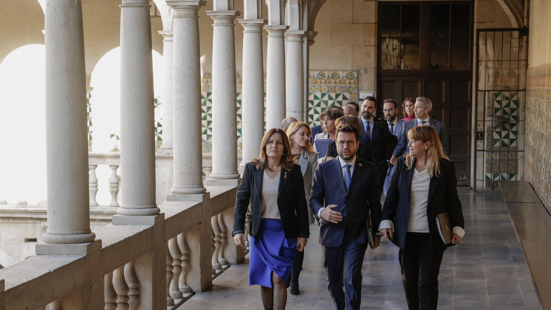 El presidente de la Generalitat, Pere Aragonès, la consellera de Cultura, Natalia Garriga, y la consellera de la Presidencia, Laura Vilagrà se dirigen a la reunión extraordinaria del Govern