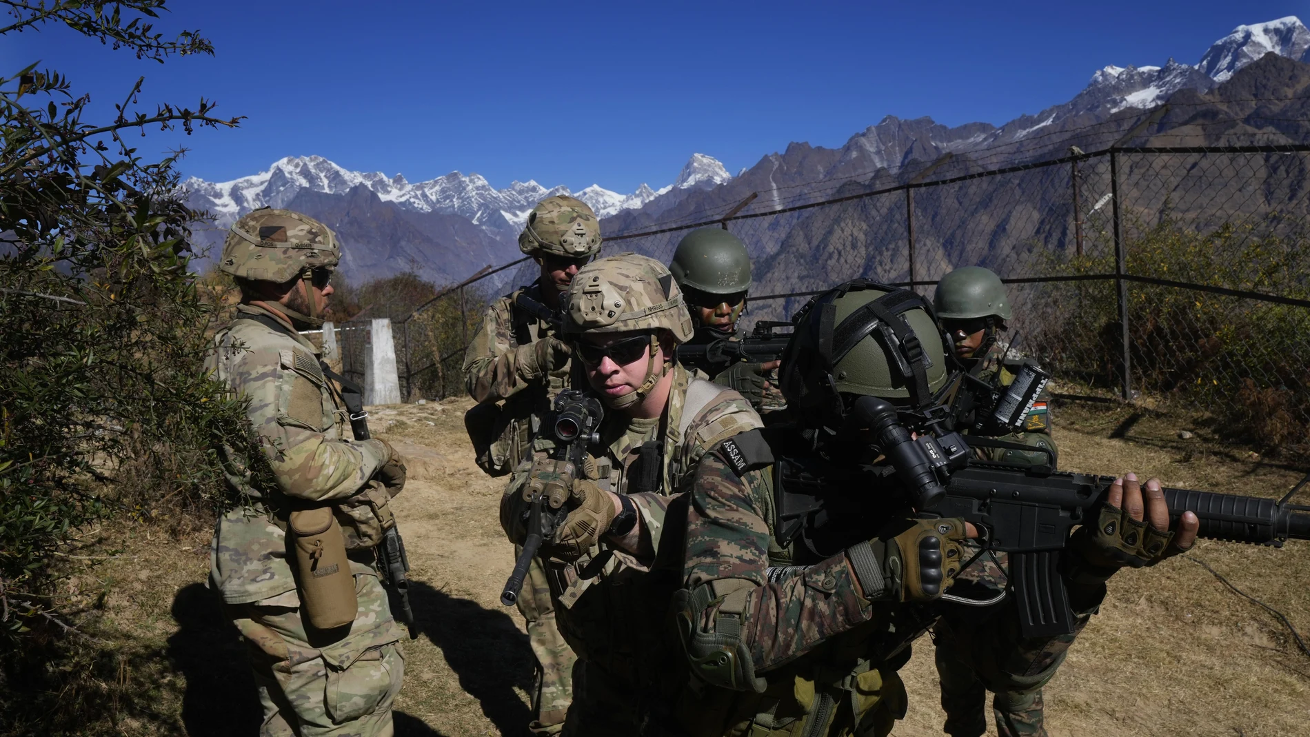 Soldados del ejército estadounidense de la 2ª Brigada de la 11ª División Aerotransportada con soldados del ejército indio participan en un ejercicio de tiro al blanco durante el entrenamiento conjunto indo-estadounidense denominado Yudh Abhyas, en Auli, en el estado indio de Uttarakhand