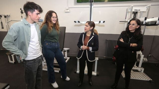 La directora general del Instituto de la Juventud de Castilla y León, Estela López, visita la Residencia Juvenil Doña Sancha de León