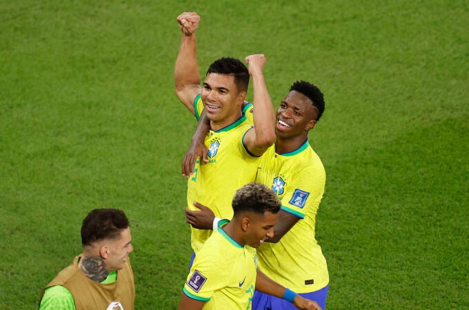 Casemiro (arriba) celebra su gol hoy, en un partido de la fase de grupos del Mundial de Fútbol Qatar 2022 entre Brasil y Suiza en el estadio 974 en Doha (Catar)