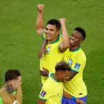 Casemiro (arriba) celebra su gol hoy, en un partido de la fase de grupos del Mundial de Fútbol Qatar 2022 entre Brasil y Suiza en el estadio 974 en Doha (Catar)