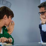 Los ministros de Política Territorial y portavoz del Gobierno, Isabel Rodríguez, y de la Presidencia, Félix Bolaños