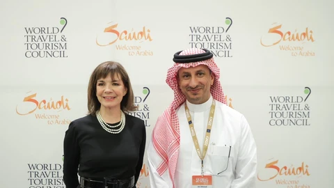 La presidenta del Consejo Mundial del Turismo, Julia Simpson, junto al ministro de Turismo saudí, Ahmad Al Khateeb, hoy, en la 22 Cumbre de la WTTC en Riad