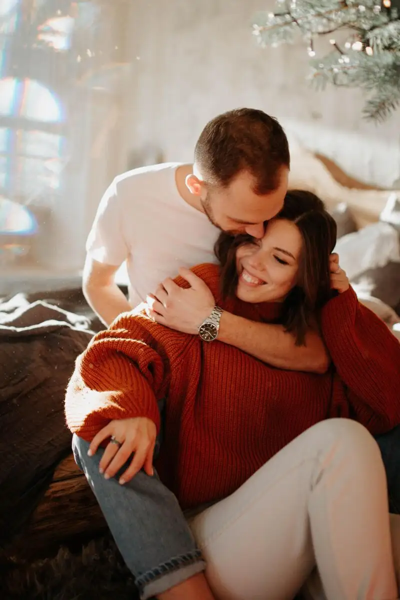 Pareja abrazándose en la cama