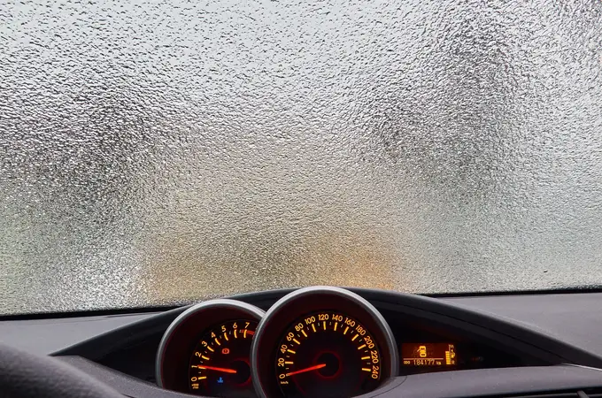 Cómo deshacerse del vaho de las ventanillas del coche en otoño y en invierno