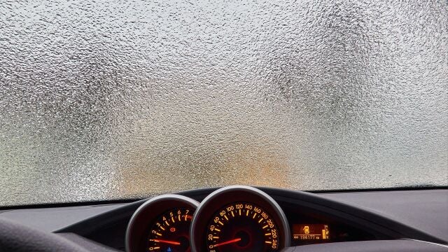 Todos los conductores nos hemos encontrado en algún momento condensación en el interior de nuestros vehículos