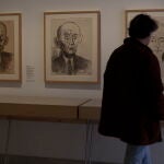 Una imagen de un visitante de la muestra ante los retratos de Kahnweiler por Picasso