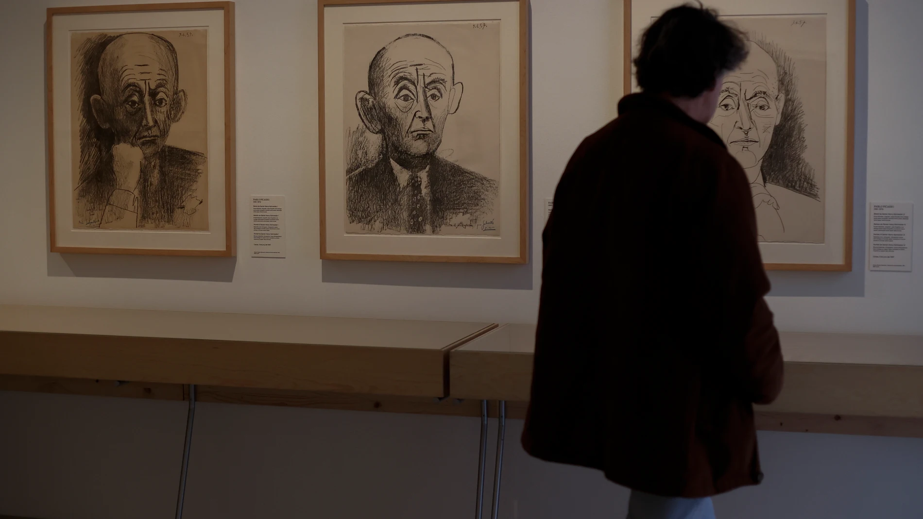 Una imagen de un visitante de la muestra ante los retratos de Kahnweiler por Picasso