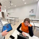 Docente y alumna utilizando los nuevos ipad en un centro de Ilerna