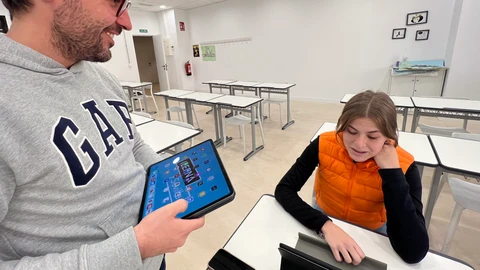 Docente y alumna utilizando los nuevos ipad en un centro de Ilerna