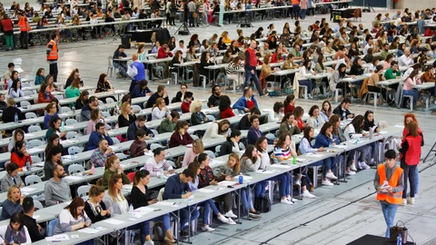 Opositores en pleno examen