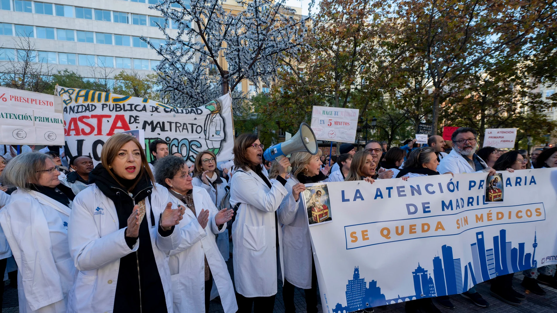 Varias personas con pancartas participan durante una concentración de médicos de Atención Primaria y pediatras