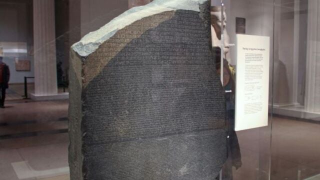 Arqueólogos egipcios buscan recuperar la piedra Rosetta y otros 16 objetos valiosos del país africano
