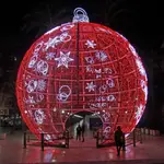  Se incendia en Alicante parte de la bola de Navidad más grande de España