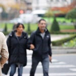 Una persona se protege del frío este jueves en Bilbao | Fuente: EFE/Luis Tejido