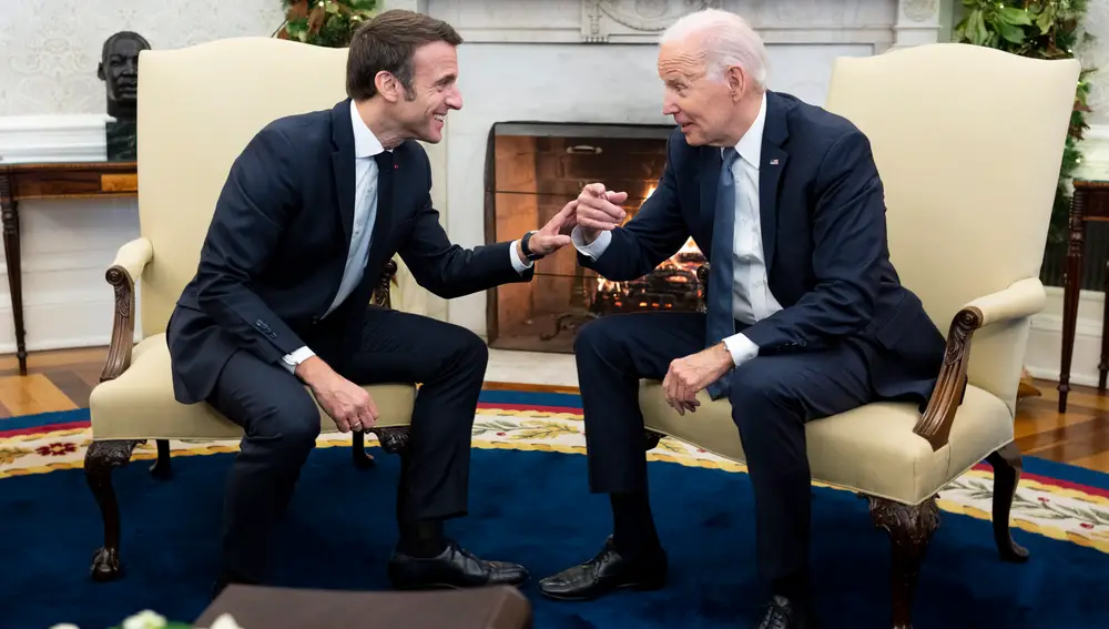 El presidente de Estados Unidos, Joe Biden, junto a su homólogo francés, Emmanuel Macron, durante su encuentro de este jueves en el Despacho Oval