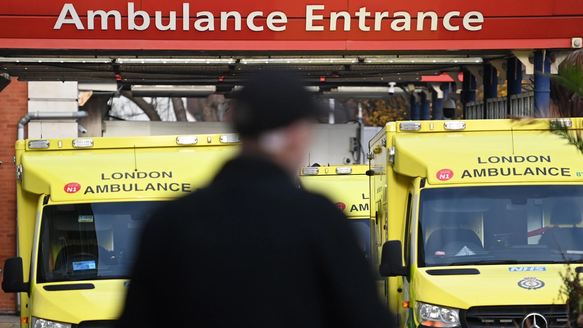 LAmbulancias en la puerta de uno de los hospitales de Londres donde se encuentran ingresados algunos de los niños afectados