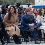 La vicealcaldesa de Madrid, Begoña Villacis, el alcalde de Madrid, José Luis Martínez Almeida, y la presidenta de la Comunidad de Madrid, Isabel Díaz Ayuso, ayer, en el izado de la bandera nacional en la plaza de España