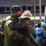 Un soldado ruso besa a su mujer antes de coger un tren en la estación ferroviaria de la ciudad de Tiumén