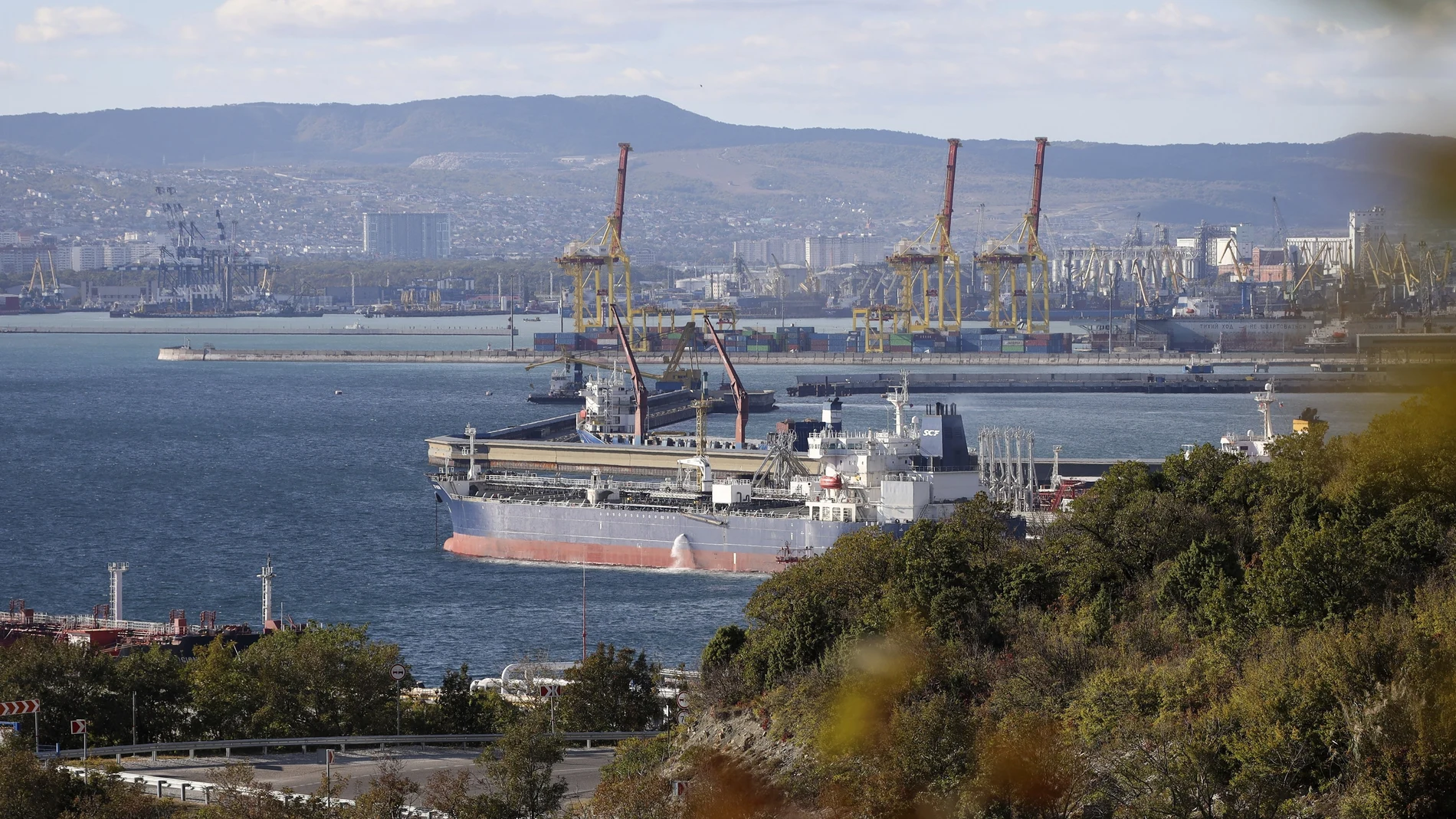 Un petrolero ruso atracado en el puerto de Novorossiysk